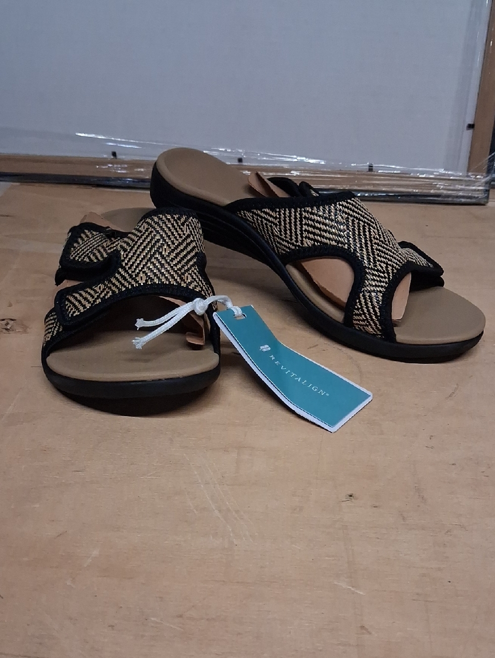 NWT REVITALIGN Women's Kholo Capri Sandals Sz. 11B